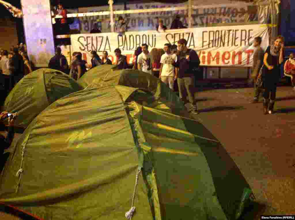 В этих палатках ночевали активисты Милана, Сицилии, других областей Италии