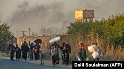 شهروندان سوریه در حال فرار از بمباران نظامیهای ترکیه در شهرک راسالعین