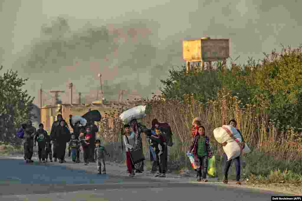 Civili napuštaju sirijski kurdski grad Ras al-Ain u provinciji Hasakeh na severu Sirije u pograničnom delu sa Turskom