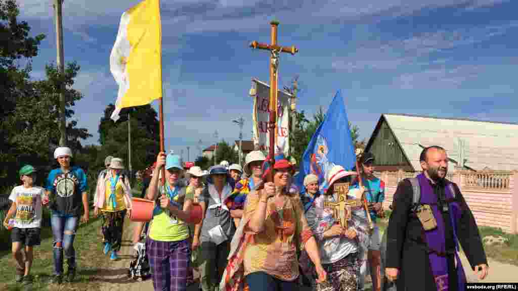 Працэсія па Цэнтральнай вуліцы Вішнёўкі