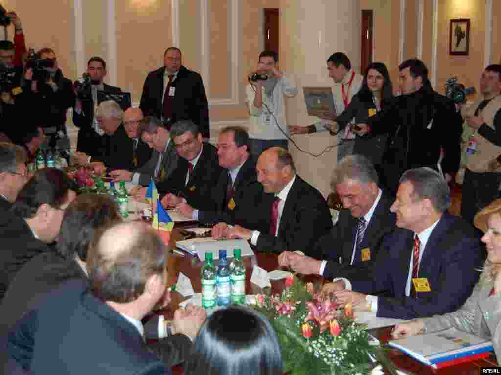 Primele convorbiri oficiale între delegațiile guvenamentale