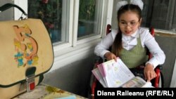 Nelea Lungu, 12 ani, unul din copiii lipsiți de părinți; trăiește împreună cu bunica ei la Roșcani