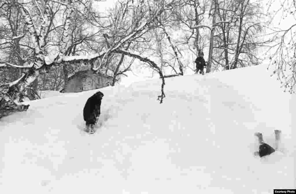 Гия Чхатарашвили, «Дети на снегу» 2000, из серии «Ушгули», 1991-2000
