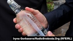 Пляшка води, очищеної в Маріуполі за допомогою експериментальної установки, 2018 рік