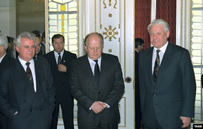8 декабря 1991 года правители Беларуси, России и Украины подписали соглашение о создании Содружества независимых государств. Леонид Кравчук, Станислав Шушкевич и Борис Ельцин после подписания соглашения