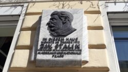 Меморіальна дошка на будинку у Відні, де в 1913 році зупинявся Йосиф Сталін. Місцева влада відмовилася її демонтувати, натомість на вимогу низки громадських організацій додали текст у пам'ять про жертви сталінських репресій