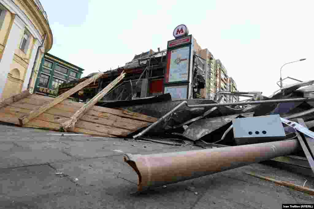 Разрушенный торговый павильон возле метро &quot;Новослободская&quot;.