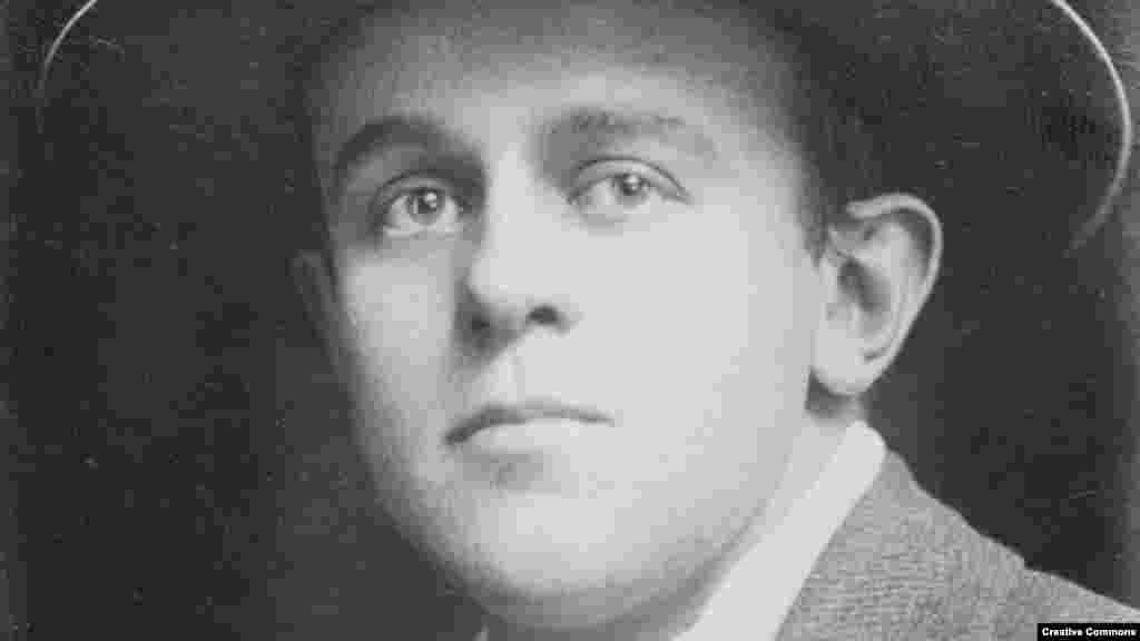 Снимка на Джон Рид от началото на XX век. Той е роден в Портланд, Орегон, през 1887 г. Израснал и възпитан в това, което той описва като „господарско имение по модел на френско шато“ с „опитомени елени сред дърветата“. Но семейството му скоро губи голяма част от богатството си и Рид започва да се бори с внезапната загуба на благосъстоянието си.