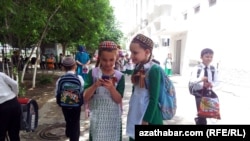 Türkmen çagalary. Bezeg suraty