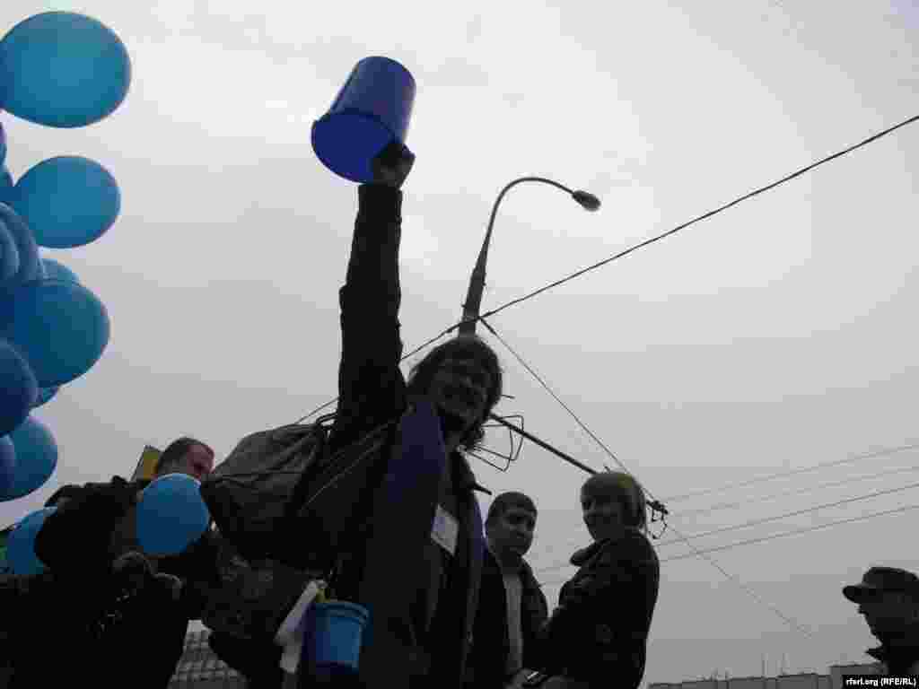 Акция "Синих ведерок", посвященная двухлетию общества. Москва, 15 апреля 2012