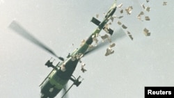 Военный вертолет сбрасывает листовки с требованием покинуть площадь