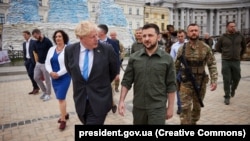 Президент України Володимир Зеленський і премʼєр-міністр Великої Британії Борис Джонсон (ліворуч) на Михайлівській площі у Києві, 17 червня 2022 року
