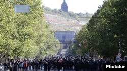 Armenia - Opposition supporters march through a blocked street in Yerevan, 16 April 2018.