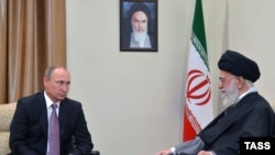 Владимир Путин и аятолла Али Хаменеи. Архивное фото