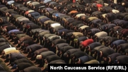 Мусульмане во время молитвы. Иллюстративное фото