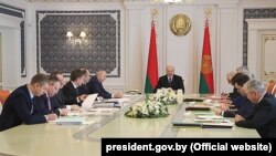 Aleksandr Lukashenka hökumətin iclasında