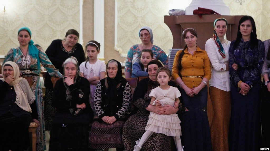 esli-zhenshina-sela-na-litso-zhenshine-video