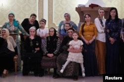 Женщины наблюдают за танцами на свадьбе в Грозном