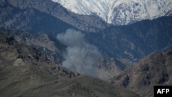 Удары по джихадистам наносятся в горной местности. На снимке: дым на месте взрыва в провинции Нангархар, 14 апреля 2017
