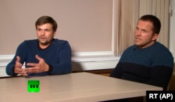 Руслан Боширов і Олександр Петров під час інтерв'ю телеканалу «Россия сегодня»