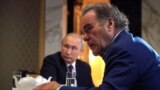 Regizorul american Oliver Stone (d) îl intervievează pe președintele rus Vladimir Putin (s) iulie, 2019