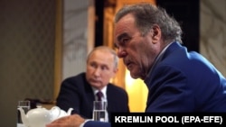  Американският кино режисьор и сценарист Оливър Стоун (вдясно) интервюира Владимир Путин за своя документален филм „ Разкриване на Украйна “ в Кремъл, 19 юли 2019 година 