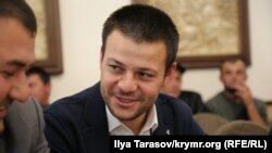 Адвокат Айдер Азаматов на заседании общественного объединения «Крымская солидарность», 29 сентября 201 года