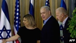 سارا نتانیاهو در کنار بنیامین نتانیاهو و جو بایدن