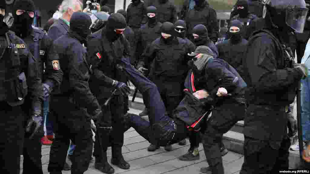 По информации МВД Беларуси, всего в стране на акциях 27 сентября было задержано около 200 человек