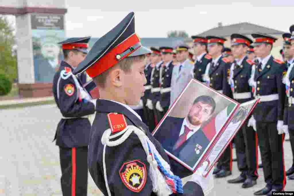 В Суворовском военном училище замечен портрет Рамзана Кадырова.