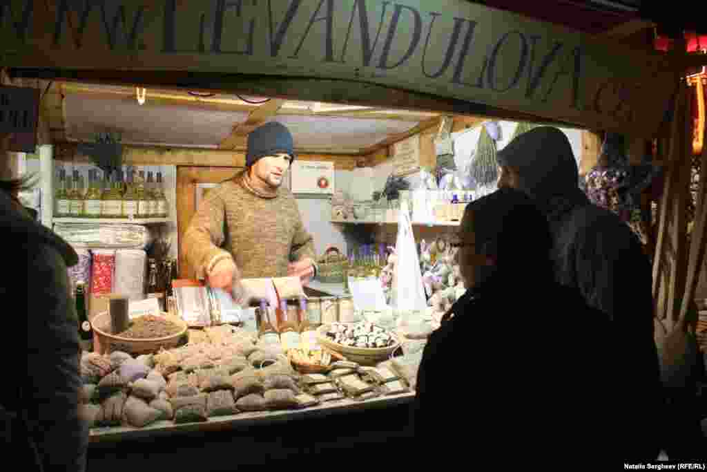 Cumpărătorii aleg produse de levănțică la târg. 