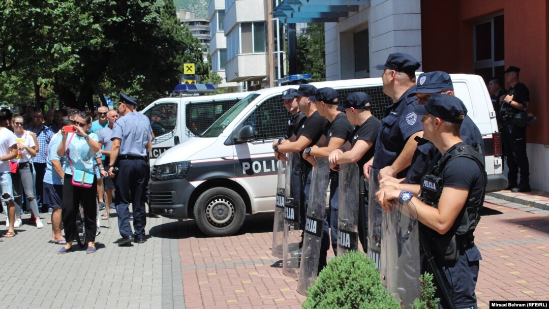 Policijske snage čuvaju središte HDZ-a