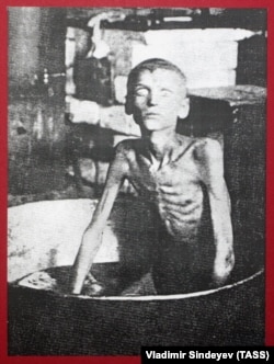 Фотографія на виставці архівних документів Служби безпеки України про Голодомор-геноцид 1932–1933 років «Розсекречена пам'ять». Київ, листопад 2006 року