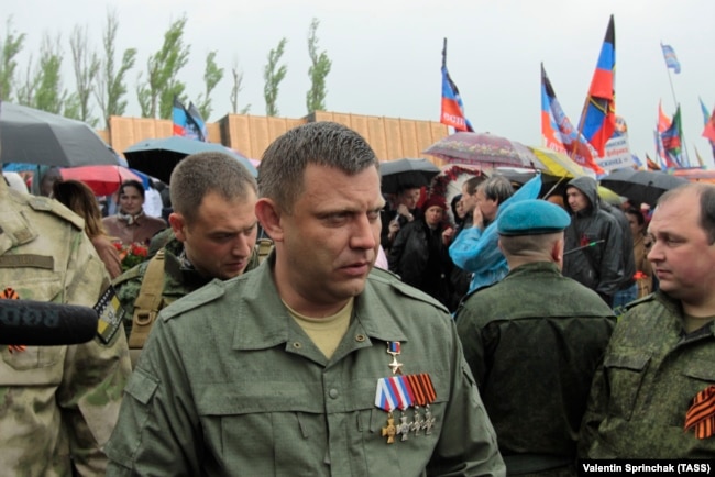 Глав группировки «ДНР» Александр Захарченко (в центре). Донецк, 8 мая 2017 года