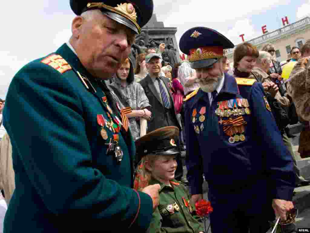 Belarusian veterans and a young admirer in Minsk - Дзень Перамогі ў Менску