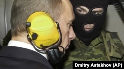 Президент Росії Володимир Путін (ліворуч) на полігоні Головного управління розвідки (ГРУ) Міністерства оборони Росії, 8 листопада 2006 року