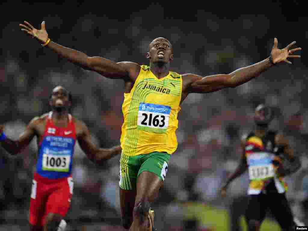 Usain Bolt of Jamaica celebrates winning the men's 200m final of the athletics competition in the National Stadium at the Beijing 2008 Olympic Games August 20, 2008. Bolt set a new world record with a timing of 19.30 seconds. REUTERS/Dylan Martinez 