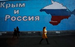 Мурал із написом «Крим і Росія» і зображенням карти Криму в кольорах російського державного прапора на одній із вулиць Москви, 25 березня 2014 року