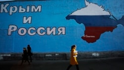 Мурал з написом «Крим і Росія» і зображенням карти Криму в кольорах російського державного прапора на одній з вулиць Москви, 25 березня 2014 року