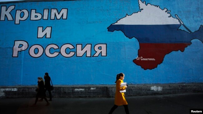 Мурал с надписью «Крым и Россия» и изображением карты Крыма в цветах российского государственного флага на одной из улиц Москвы, 25 марта 2014 года