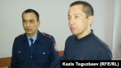 Азаматтық белсенді Әсет Әбішев (оң жақта) сотта тұр. Алматы, 26 қыркүйек 2018 жыл.