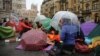 فعالان محیط زیست در مرکز شهر لندن چادر زده و در اعتراض به تغییرات جوی بست نشسته‌اند.