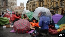 فعالان محیط زیست در مرکز شهر لندن چادر زده و در اعتراض به تغییرات جوی بست نشسته‌اند.
