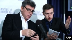 Борис Немцов (л) и Леонид Мартынюк (п), архивное фото