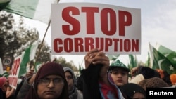 په اسلام اباد کې د مظاهرې یو ګډونوال په لاس کې د درغلۍ ضد بینر نیولی دی - انځور له ارشیفه.