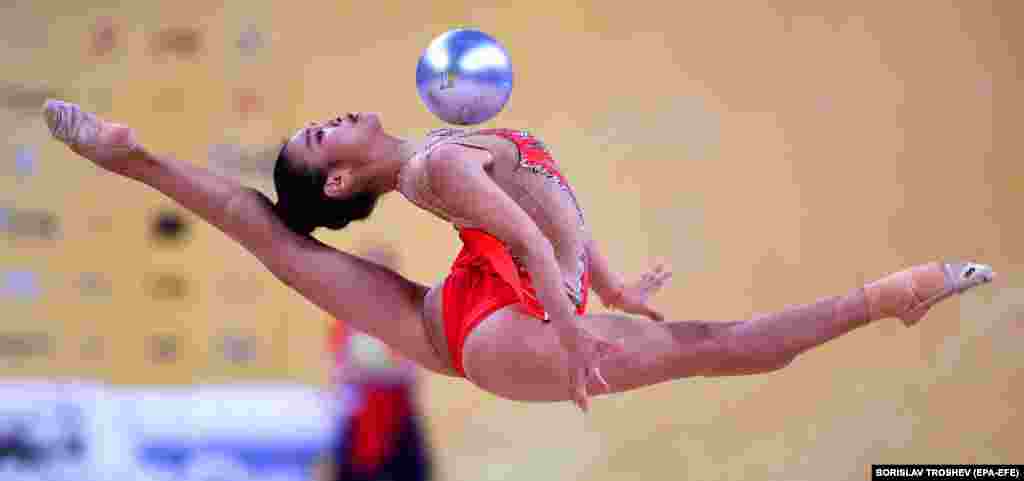 Китайская гимнастка Цзао Ятин во время выступления на мировом первенстве по художественной гимнастике в Софии, Болгария.&nbsp;(EPA-EFE&nbsp;/&nbsp;Borislav Troshev)
