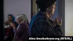 Мати Ахтема Чийгоза Аліє молиться в день його народження, Крим, 12 лютого 2017 року