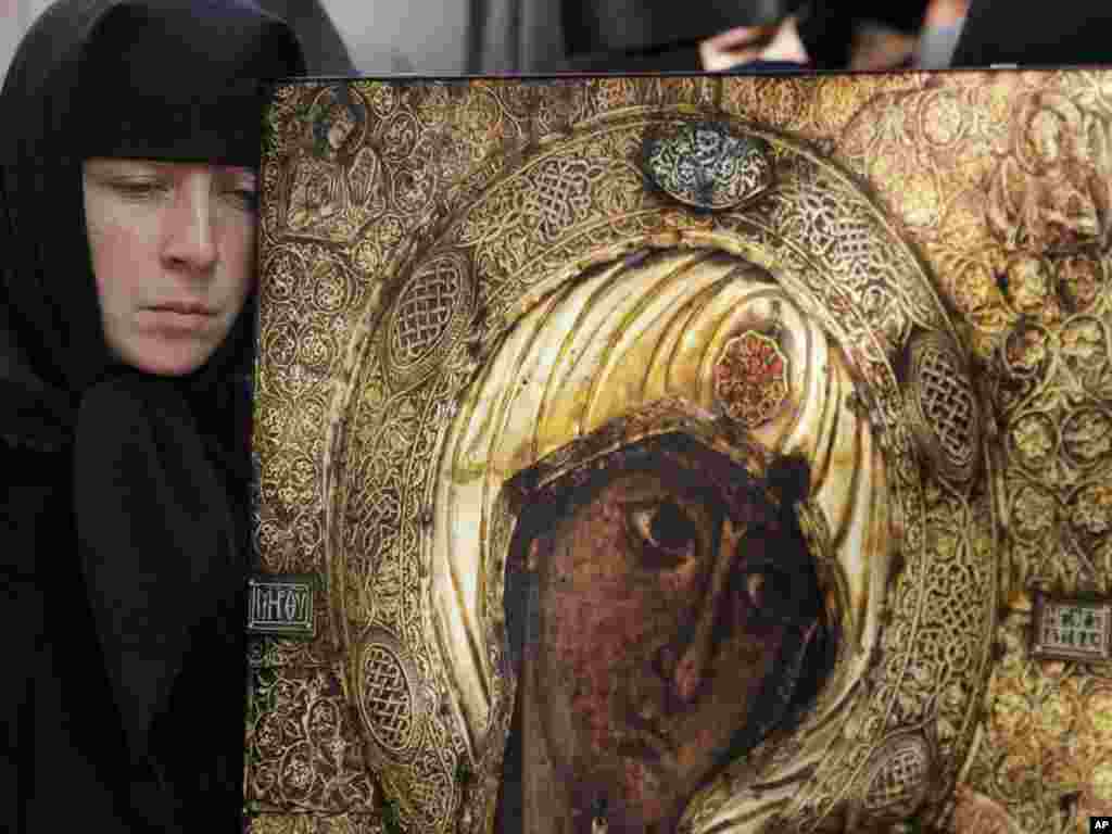 An Orthodox nun attends a protest outside the UN offices in Chisinau, Moldova. The UN envoy for religious freedom, Heiner Bielefeldt, had criticized the church for wielding too much influence on Moldovan society. (AP photo by John McConnico)