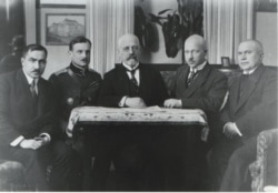 Естонська делегація для підписання Тартуського мирного договору обмінюється з росіянами офіційними грамотами, Москва, 30 березня 1920 року. Фото Естонського державного архіву