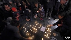Акция памяти погибших сотрудников Charlie Hebdo у посольства Франции в Белграде